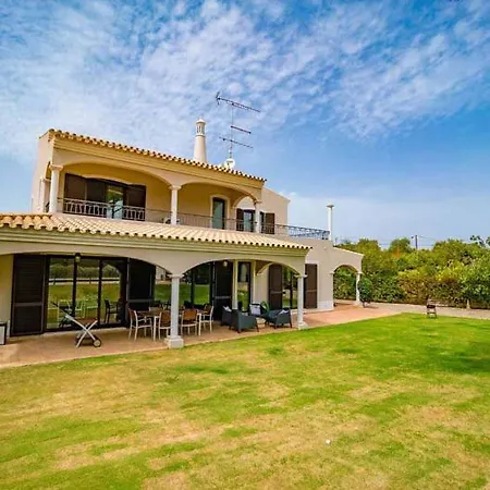 Villa Sleeps 8 With Pool Air Con And Wifi *