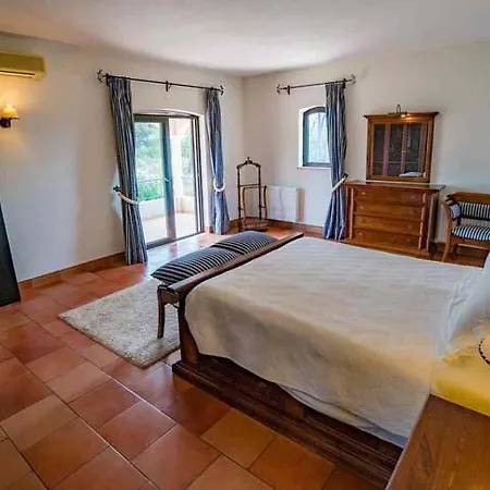 Villa Sleeps 8 With Pool Air Con And Wifi *