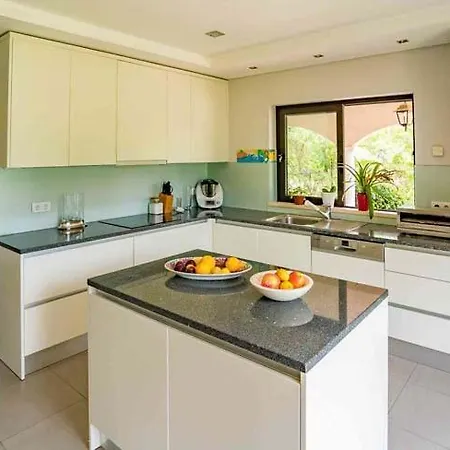 Sleeps 8 With Pool Air Con And Wifi