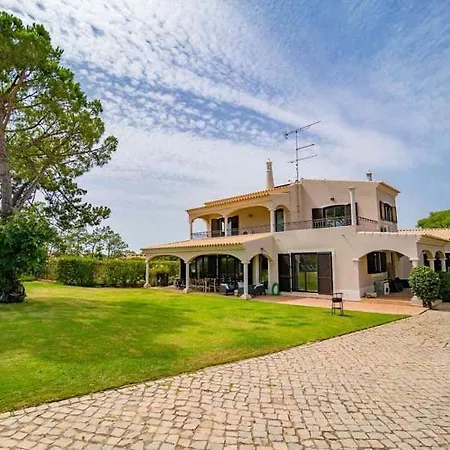 Sleeps 8 With Pool Air Con And Wifi